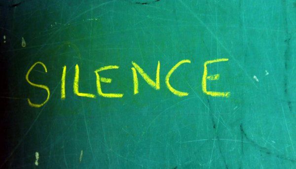 Hallgatni!  fotó: Tory Byrne http://www.freeimages.com/profile/avolore